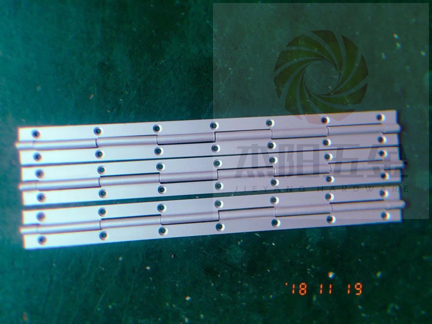 兩端旋鉚，長(zhǎng)排合頁(yè)